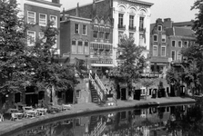 604287 Gezicht op de Oudegracht te Utrecht, met de panden Oudegracht 109 (rechts) -119 (links).